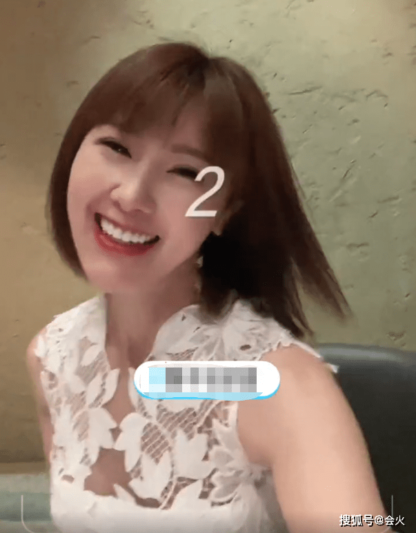 长裙|甘薇剪短发自拍心情大好！穿长裙露白嫩胳膊，镂空蕾丝风格显性感