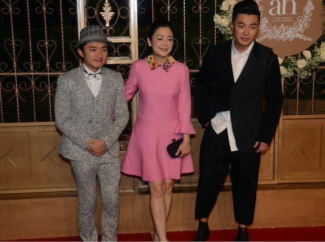 设计|陈红老了五官也很美，穿少女感的裙子出镜，模样一点没有违和感
