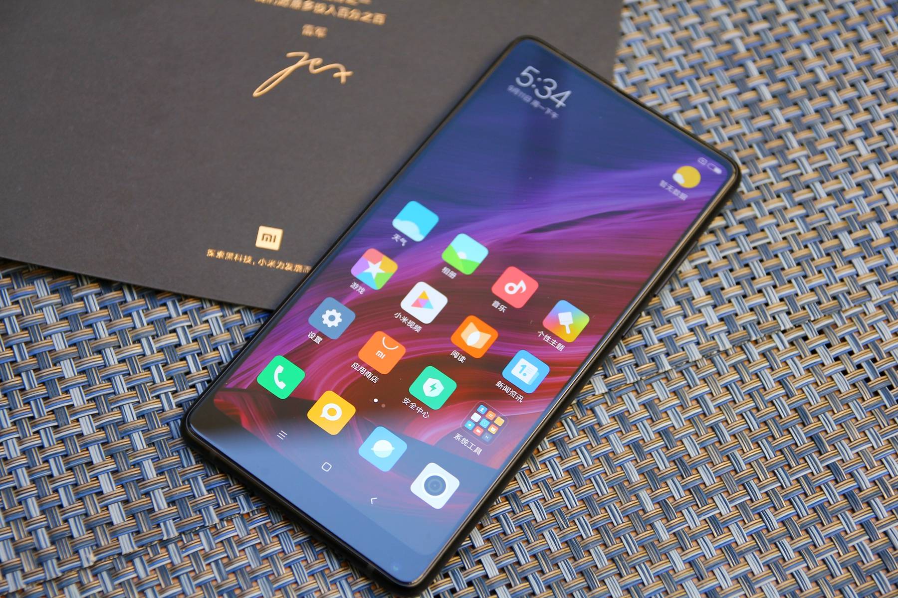 2016年10月25日,全球首款全面屏手机-小米mix作为压轴主角正式发布