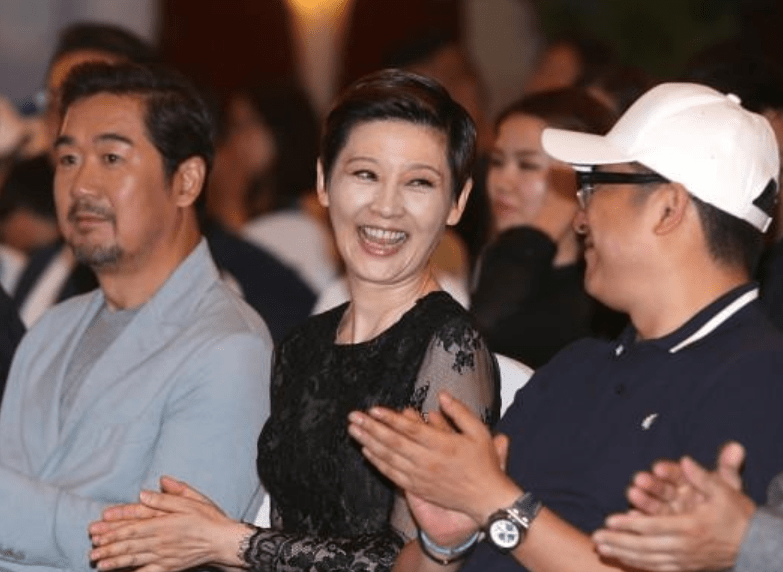 黑色|徐帆53岁也不见老，穿渐变色礼裙拼接黑色蕾丝，有层次感又亮眼