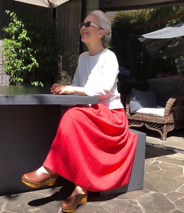 中老年|这才是60岁女人适合的打扮,穿衣打扮舒适又日常,简单大方才最美