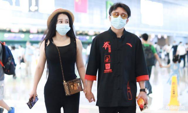 曲线|冉莹颖身材变化有点大,穿黑色衣服都藏不住,像在收腹走路一样