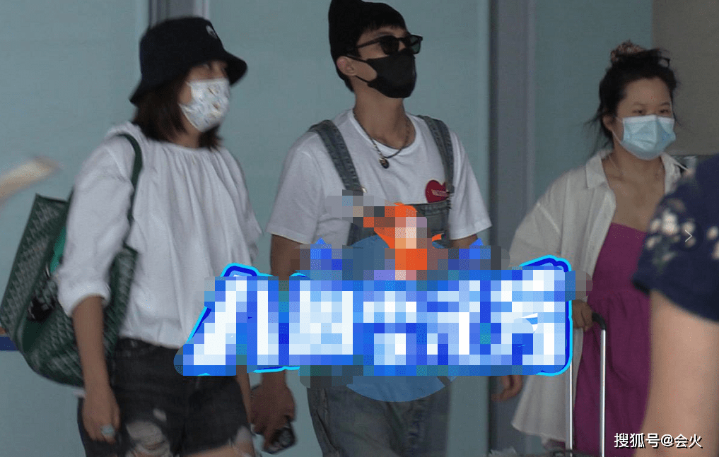 价格接近|欧豪戴30万名表走机场，戴厚实针织帽不怕热，与友人同回千万豪宅