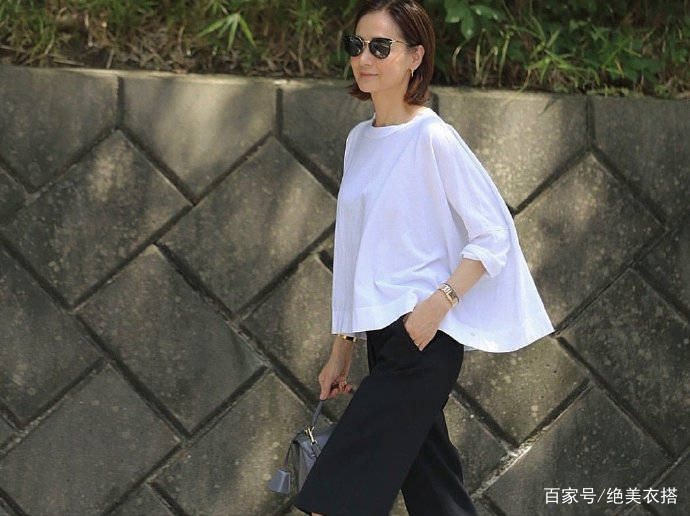 洛薇|凭着一身极简“黑白配”穿搭，52岁的她，为什么赢得体面优雅？