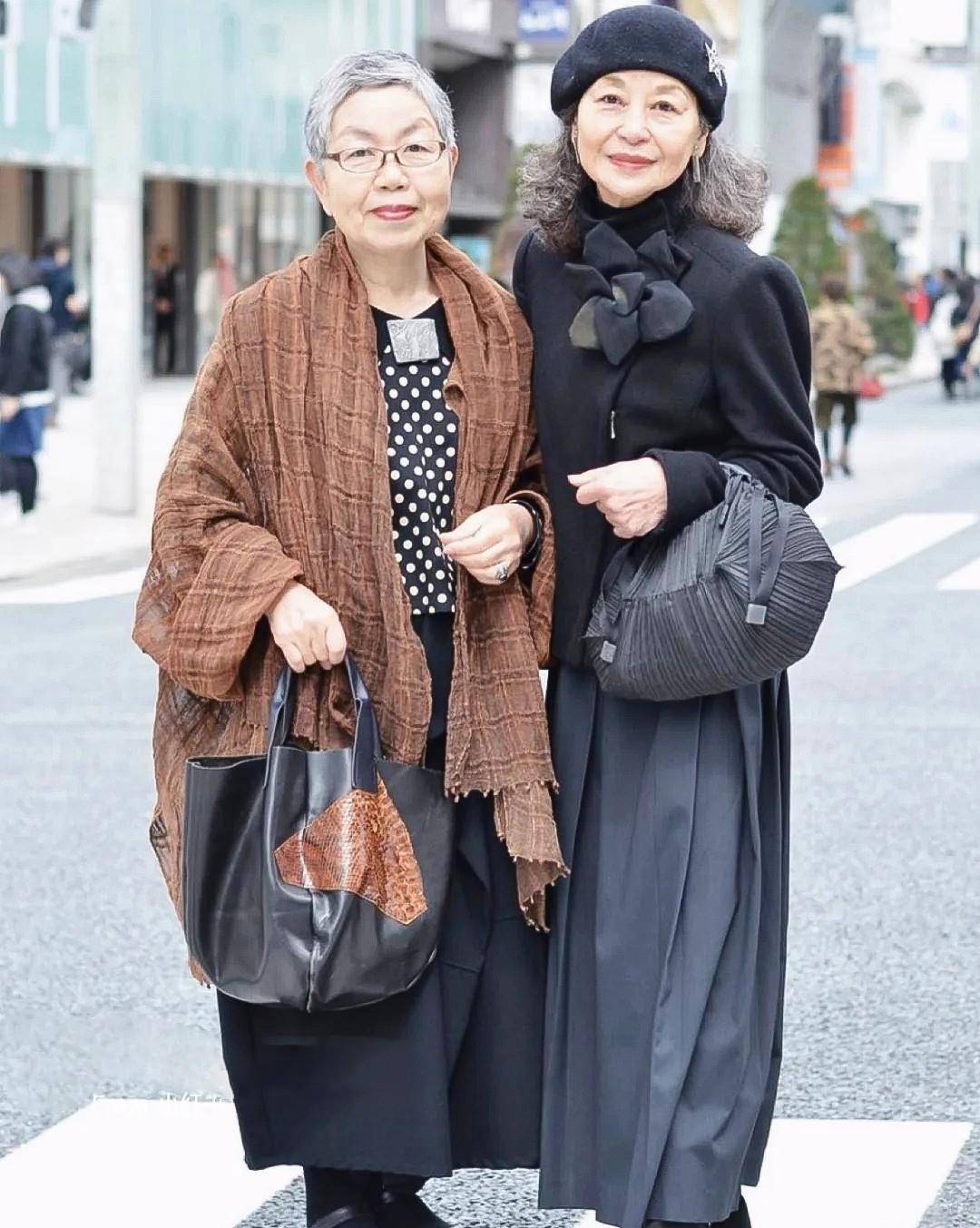 设计|女人60岁而已，别总“大妈式”穿搭！帽子+呢大衣，时髦显气质