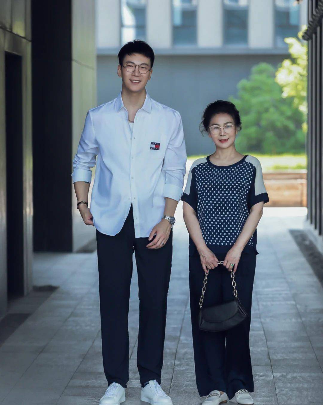 黑色|这才是60岁女人该有的打扮：“膝下裙+平底鞋”，简单舒适才最美