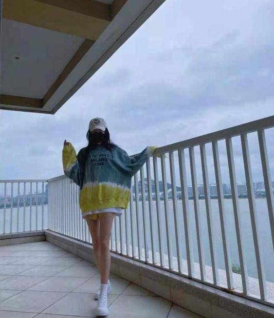卫衣|杨幂紧追潮流支持国货，穿鸿星尔克自拍，一百多的鞋子拍出高级感