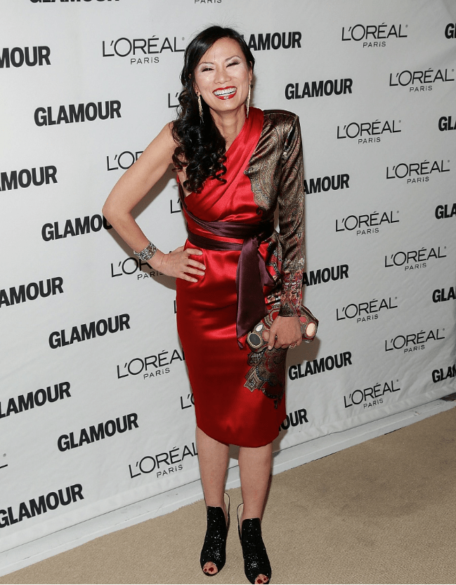 美得|邓文迪身材真亮眼，奶奶年纪穿紧身裙，气质华丽美得不输他人