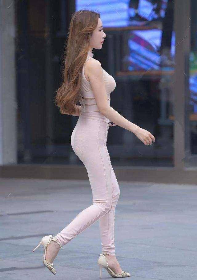 青春|牛仔裤真的很提升气质了，简约利落干净清爽，绽放青春时代的魅力