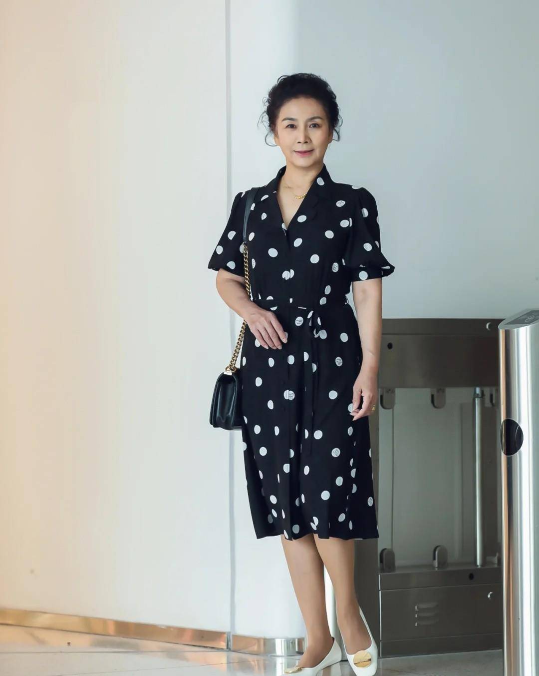 黑色|这才是60岁女人该有的打扮：“膝下裙+平底鞋”，简单舒适才最美