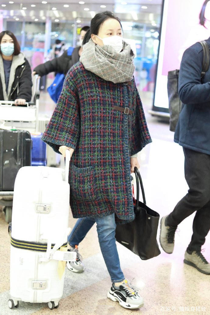 元素|那英是有多怕冷？穿厚厚的格纹外套还不算，围巾还要再绕脖子3圈