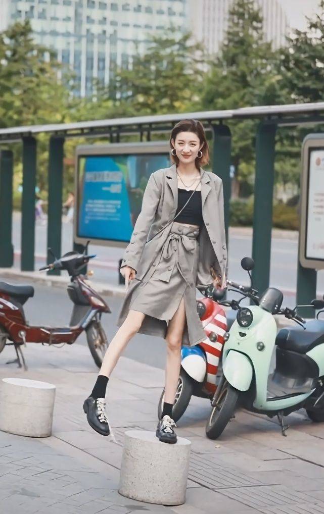 风衣|小姐姐穿出风衣的时尚感：一半是西装，一半是裙子，真个性