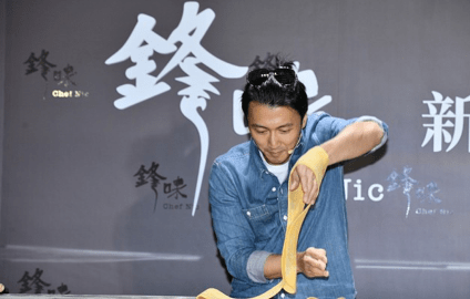 人家|牛仔裤穿腻了？看人家谢霆锋怎么穿，时尚高级不俗套