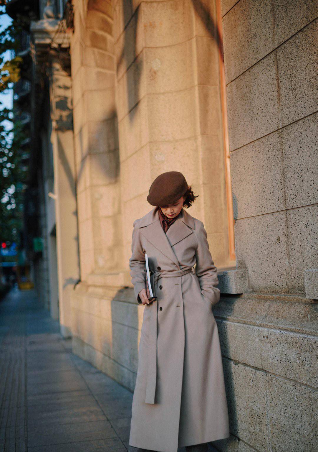 设计|女人60岁而已，别总“大妈式”穿搭！帽子+呢大衣，时髦显气质