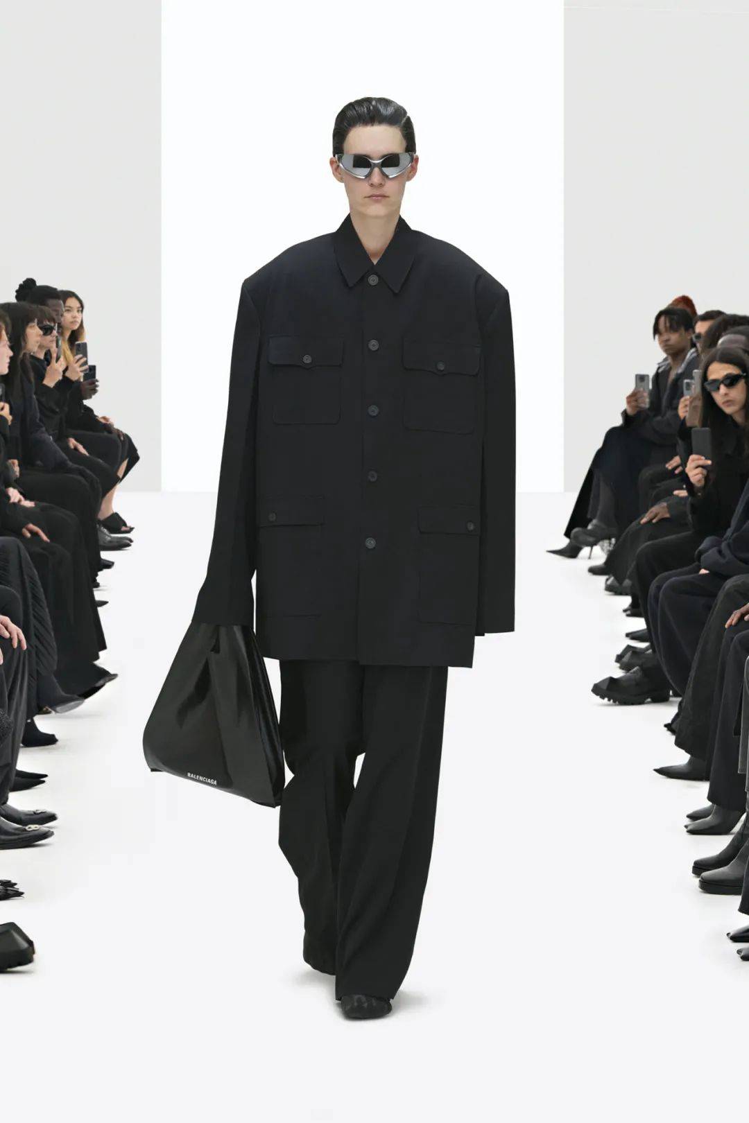 个性|你的肩膀可以有多酷？Balenciaga2022春夏成衣