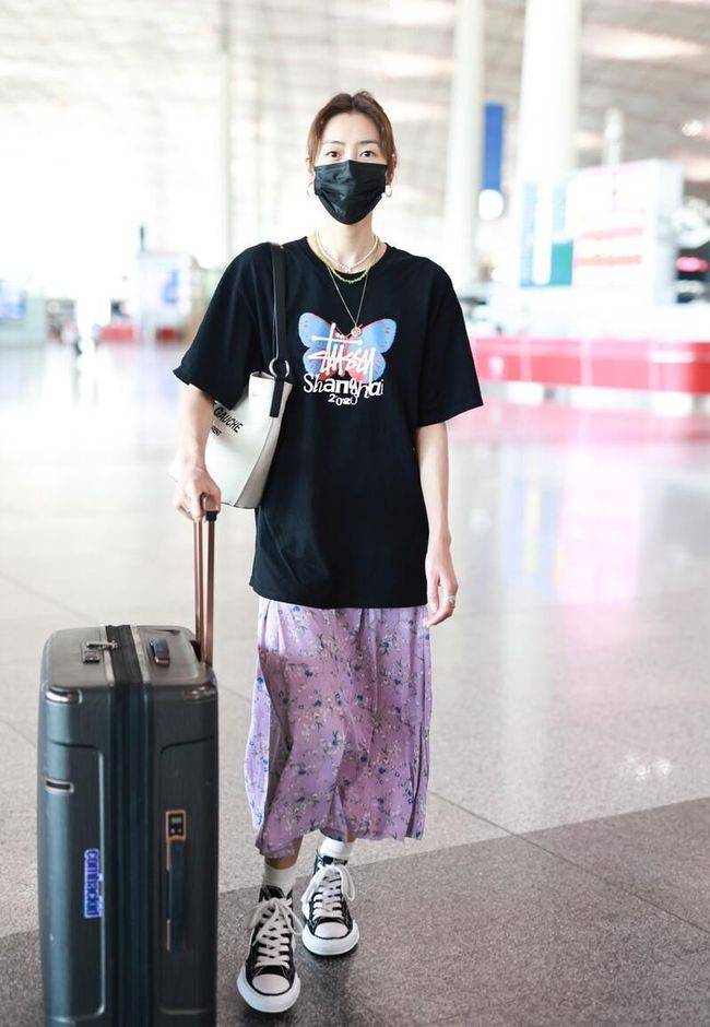 身材|刘雯仗着是模特穿衣真任性，长款T恤搭及踝印花裙，一般人不敢试