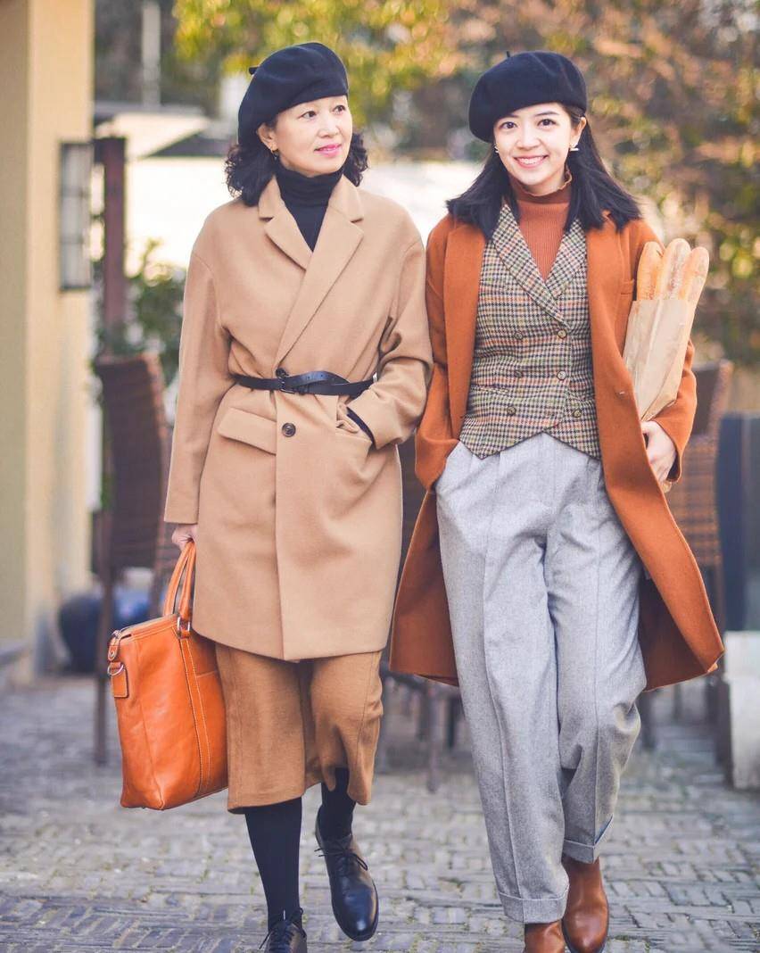 设计|女人60岁而已,别总“大妈式”穿搭!帽子+呢大衣,时髦显气质