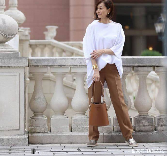 洛薇|凭着一身极简“黑白配”穿搭，52岁的她，为什么赢得体面优雅？