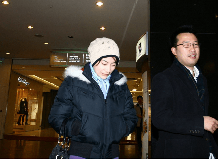 黑色|郭晶晶不愧是豪门阔太，穿身显胖羽绒服，气质依旧和普通人不一样