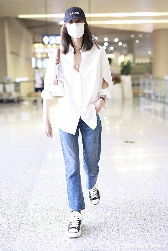 时尚|又被刘雯惊艳到了,穿白衬衫配牛仔裤洋气减龄,真不愧是超模