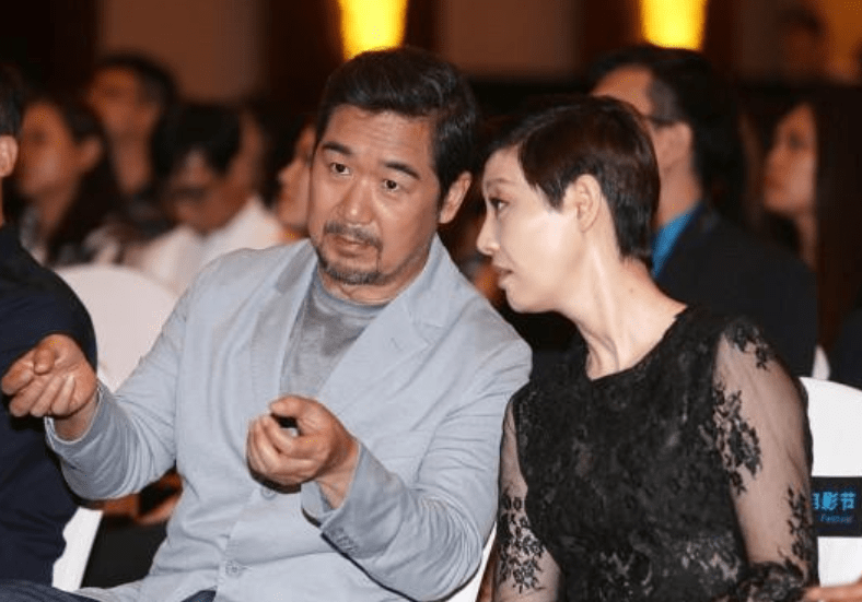 黑色|徐帆53岁也不见老，穿渐变色礼裙拼接黑色蕾丝，有层次感又亮眼