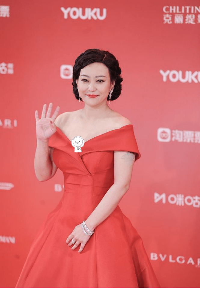 郝蕾|郝蕾身材有知性感，大敞领礼服秀多肉曲线，比一般中年女人强不少