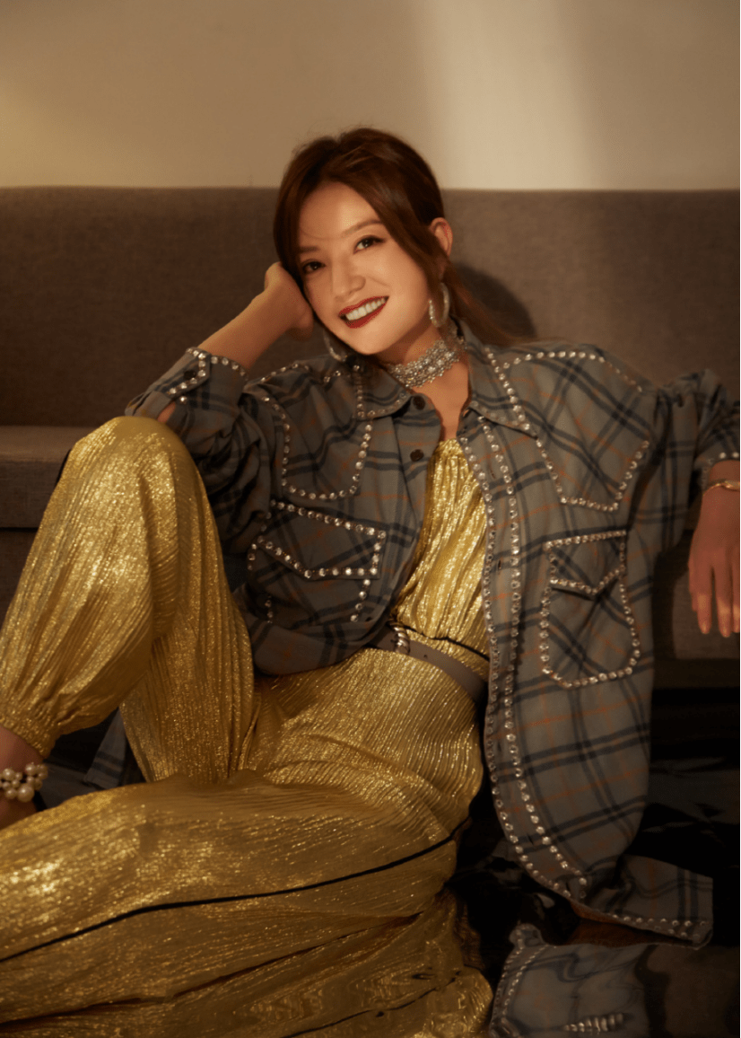 设计|赵薇长相就没变过，穿一身时髦亮面装出镜，又美又嫩像是小姑娘