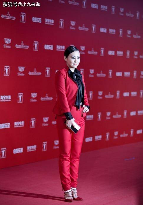 样式|郝蕾长相身材没咋变，套装穿出“老板”模样，打招呼挺有“派头”