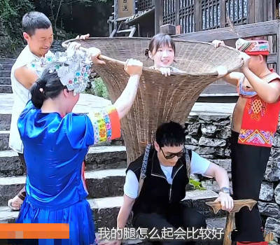 许文强|黄晓明大胆竹篓背李浩菲,却差点没背起,“许文强”也败给了年龄