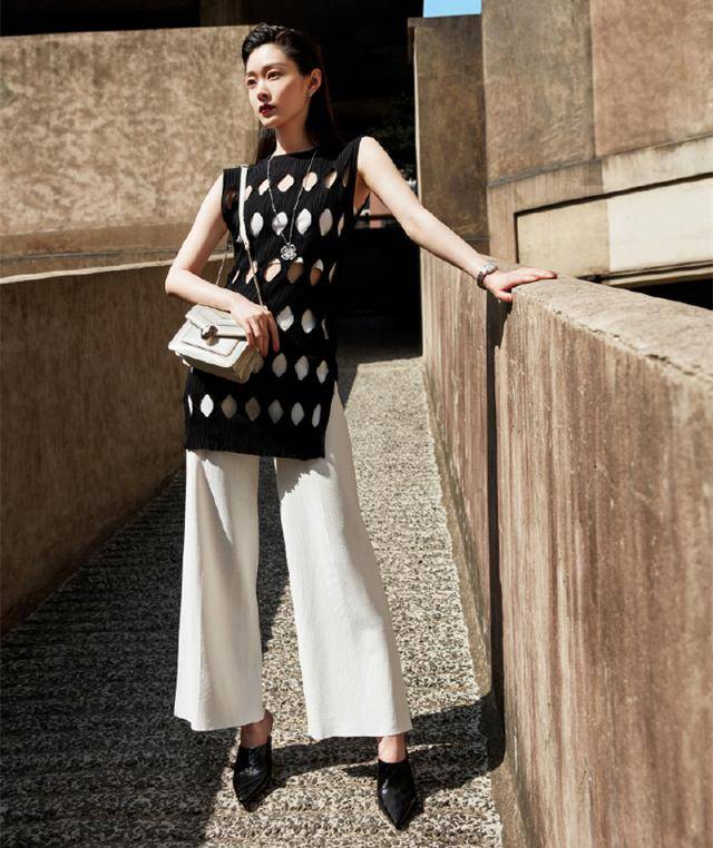 显得|周涛穿大红色花裙子,这审美太耐人寻味了,普通人驾驭不了