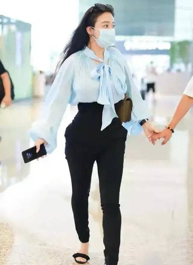 过程|微胖的冉莹颖，故意选“小一号”束腰裤，勒出的蛮腰却有点小尬