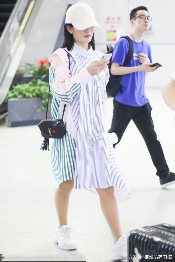 小白|离开舞台的谢娜不再“疯癫”，走机场穿条纹裙配小白鞋，真温柔