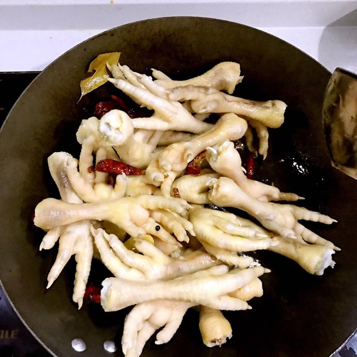 如何做红烧鸡爪好吃 7235f77e21304dd4a18b1f5978a35ec8.jpeg