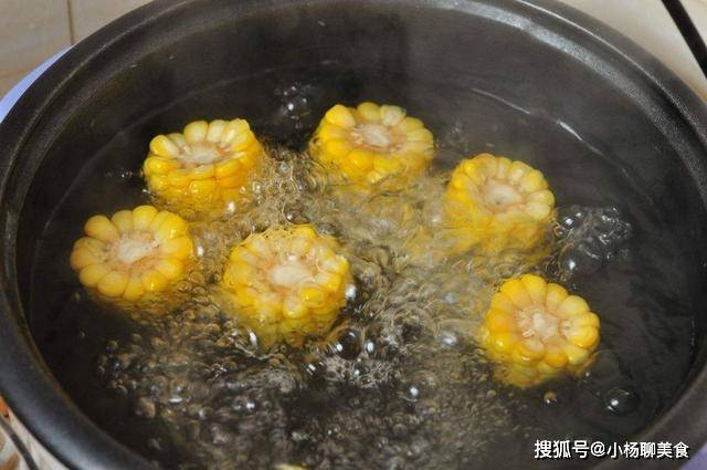下锅|水煮玉米不要只用清水，多加这2样，煮出来的玉米又甜又糯