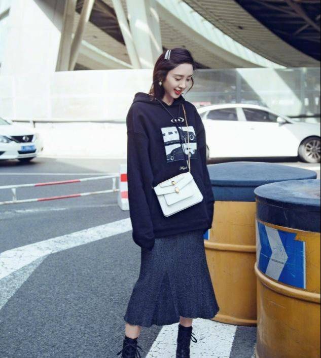 青春|爱笑的女孩的穿搭太可爱，卫衣搭配半身裙，简约穿搭穿出时尚感