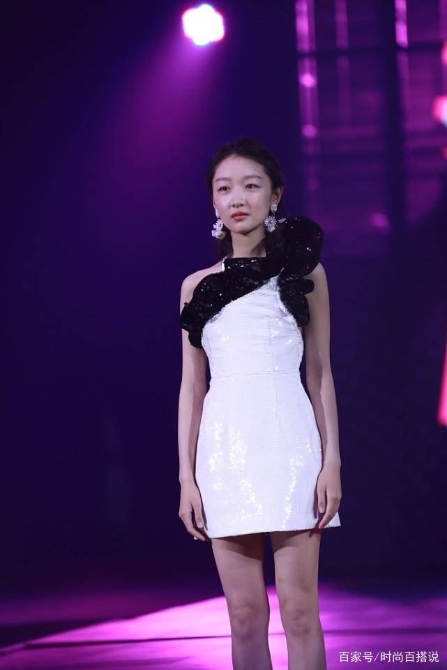 周冬雨|周冬雨一直这么娇小可爱,斜肩裙穿得好有个性,身材好得让人羡慕