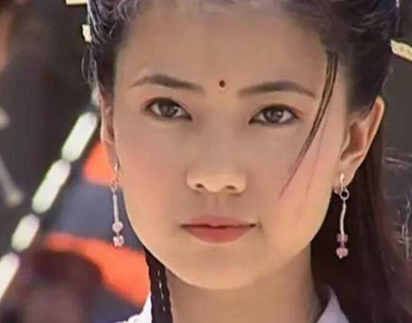 女神|高圆圆二胎传闻被破,收工快速回家,身后助理带着捧花