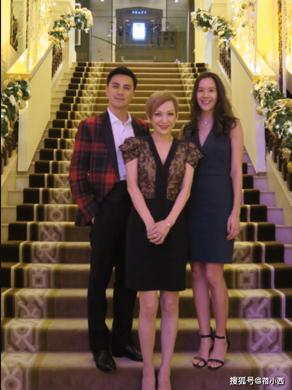 傲人|余安安不愧是周润发前妻，60岁还有傲人身材，穿深V裙风韵犹存