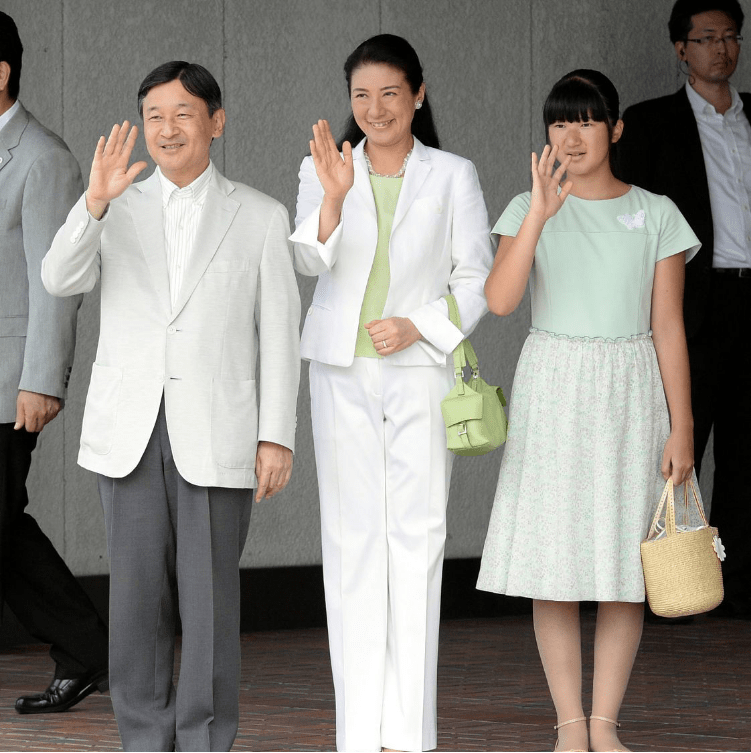 爱子|爱子公主气质好普通,素颜穿格纹衬衫出镜,和普通小姑娘没两样