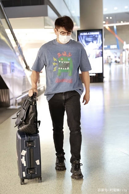 图案|吴奇隆私服还是那么帅,卡通T恤不死板,行走的男生穿搭图鉴