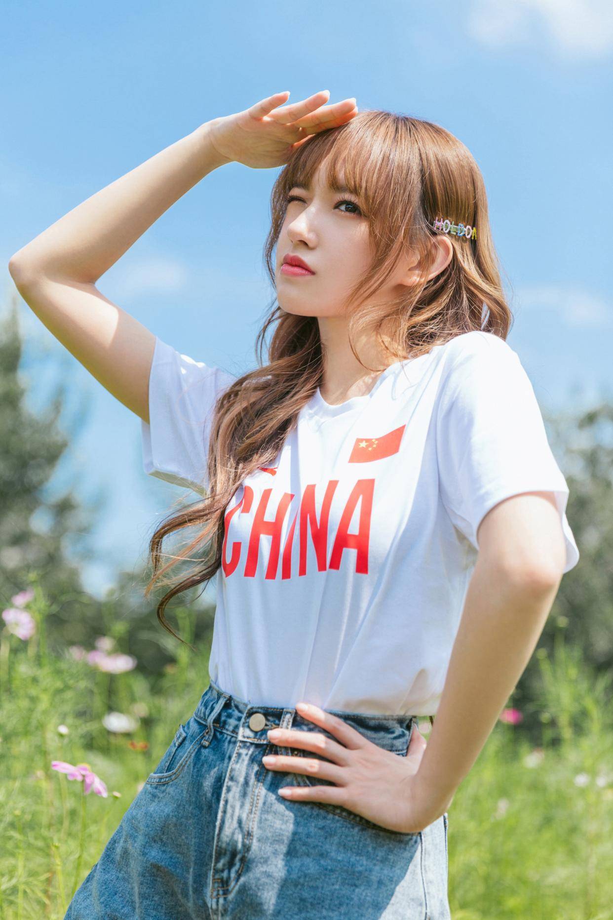 身材|程潇不愧“人间芭比”，格桑花写真浪漫又唯美，精致五官太显眼
