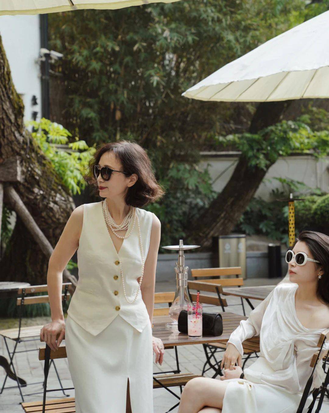 白色|五六十岁的女人，可以多穿这3个“亮丽色”，优雅减龄还衬肤色