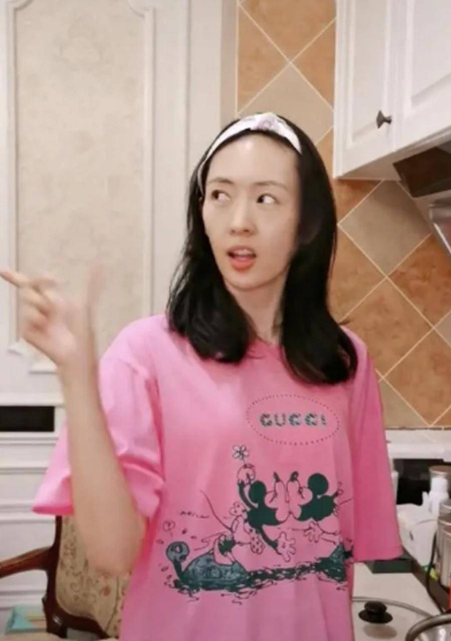 亮度|童瑶嫁入豪门后真阔气，穿一万T恤下厨做饭，素颜上镜反而真实