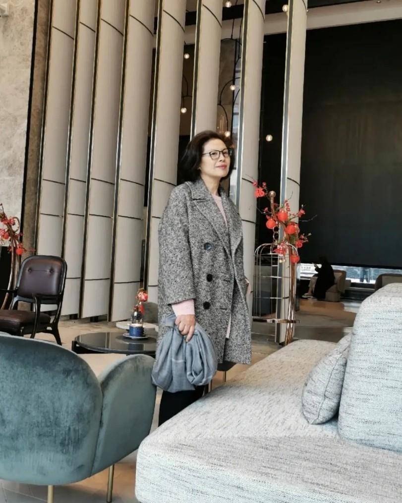 米色|60岁左右的女人，穿大衣怎能不搭围巾，今冬这样穿，时髦显气质