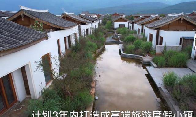原创李亚鹏雪山小镇现状曝光里面空无一人杂草丛生遍布烂尾楼