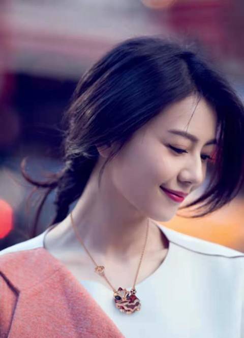 女神|高圆圆二胎传闻被破,收工快速回家,身后助理带着捧花