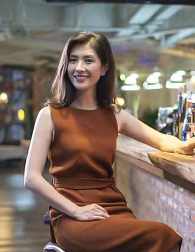 大气|中年妇女穿衣秘诀：优雅大气最重要，4个“穿搭法则”为气质加分
