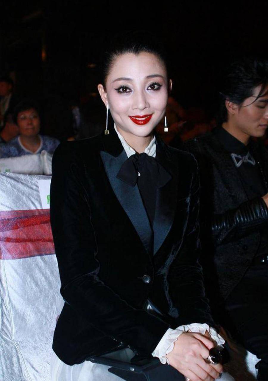 脸部|殷桃穿西装真美,配白纱裙浪漫又甜美,背头发髻气场强大更显气质