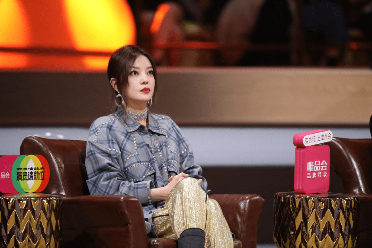 设计|赵薇长相就没变过，穿一身时髦亮面装出镜，又美又嫩像是小姑娘