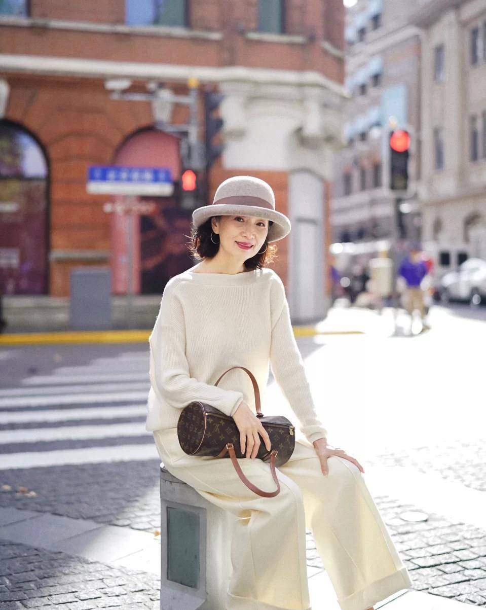 设计|女人60岁而已，别总“大妈式”穿搭！帽子+呢大衣，时髦显气质